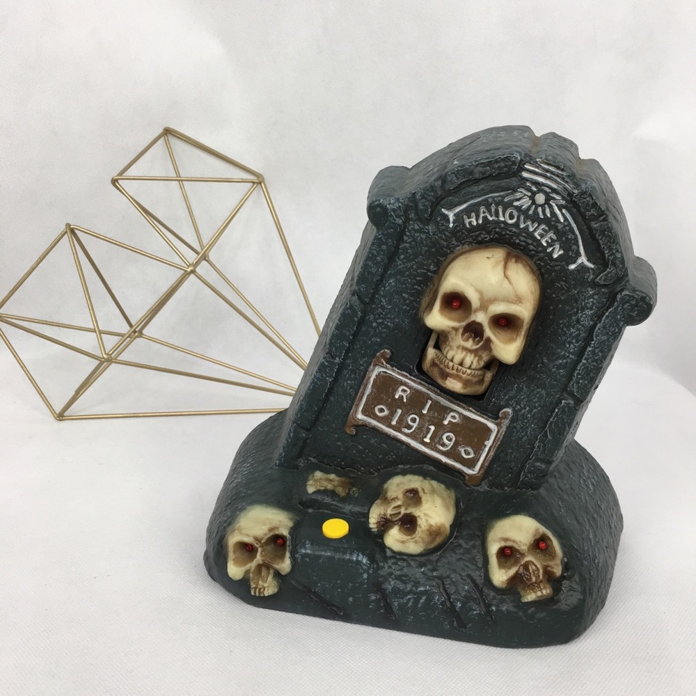 Musical lighted Tombstone with Skulls